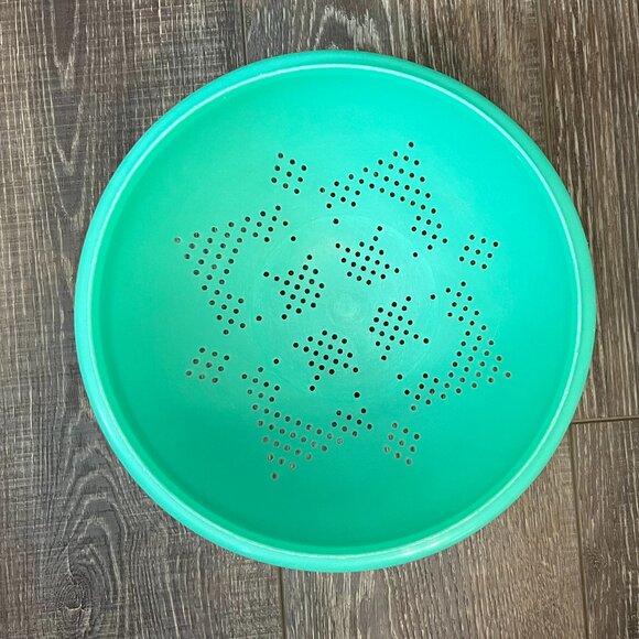 Tupperware Colander/Strainer with Lid - Picture 7 of 12